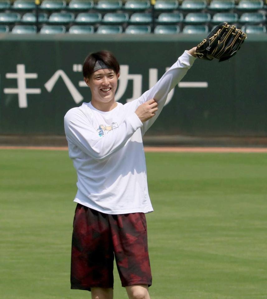 リラックスした表情でキャッチボールをする森下