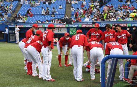 　試合前、円陣を組む広島ナイン（撮影・開出牧）