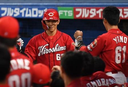 　１回、先制の右越えソロを放ちナインとタッチを交わす西川（撮影・開出牧）