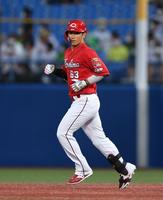 　１回、先制の右越えソロを放ちベースを回る西川（撮影・開出牧）