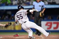 　２回、中村の中飛で三塁からホームに滑り込むがタッチアウトとなる村上（撮影・開出牧）