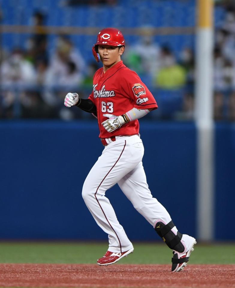 　１回、先制の右越えソロを放ちベースを回る西川（撮影・開出牧）