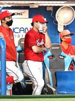 　９回の攻撃を見つめる河田監督代行（中央）