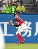 　２回、中村の中飛で三塁からホームへ生還を好返球で阻止する大盛（撮影・開出牧）