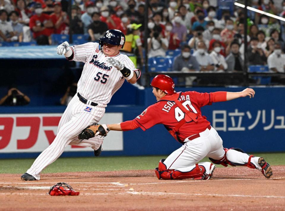 　本塁で刺される三塁走者・村上。捕手・磯村