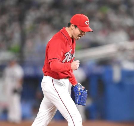 　６回、サンタナを併殺に打ち取りガッツポーズを決める野村（撮影・開出牧）