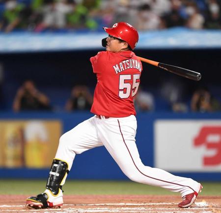 　延長１０回、勝ち越しの左越え適時二塁打を放つ松山（撮影・開出牧）