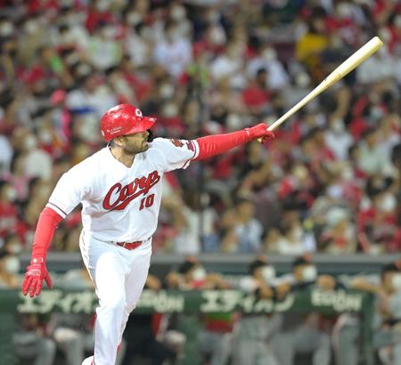 　３回、左中間スタンドへソロを放つマクブルーム（撮影・立川洋一郎）