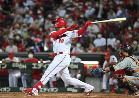 　３回、左中間ソロを放つマクブルーム。捕手小林