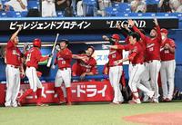 　延長１０回、生還した矢野（左から２人目）を笑顔で迎える広島ナイン