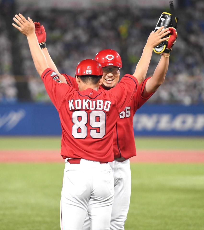 　延長１０回、勝ち越し適時二塁打を放ち小窪コーチ（手前）とハイタッチをかわす松山（撮影・開出牧）