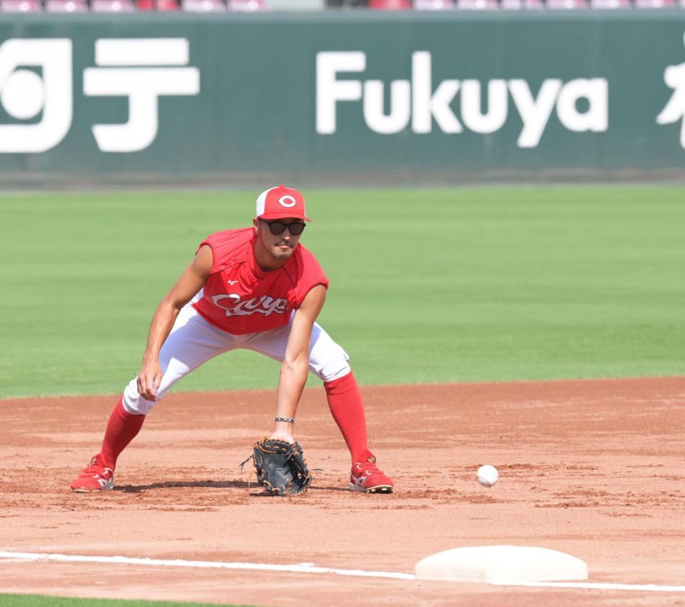 　ノックを受けて汗を流す菊池涼（撮影・立川洋一郎）