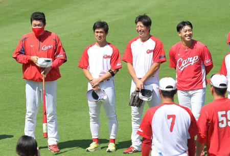 　練習前の円陣であいさつする（左から）佐々岡監督、上本、・野間、小園（撮影・立川洋一郎）