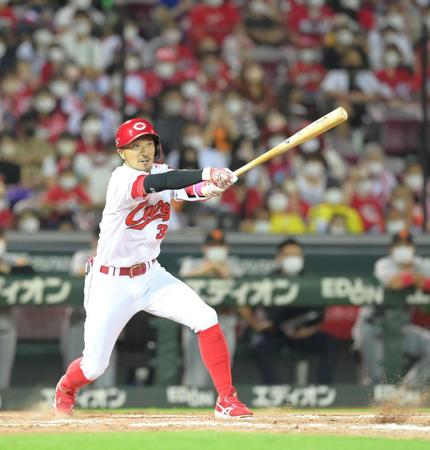 　８回、右前へ勝ち越し適時打を放つ代打・菊池涼（撮影・立川洋一郎）