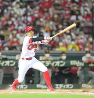 　８回、右前へ勝ち越し適時打を放つ代打・菊池涼（撮影・立川洋一郎）