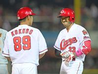　８回、勝ち越し適時打を放ち一塁上で笑顔を見せる代打・菊池涼（撮影・立川洋一郎）