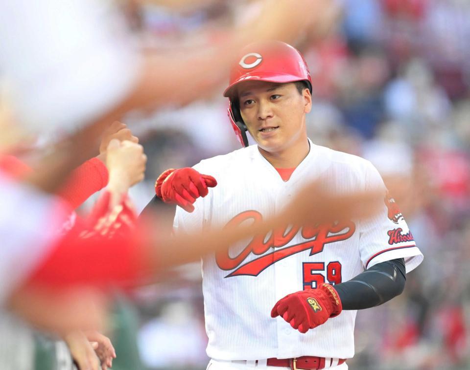 　１回、パスボールで生還しナインの出迎えを受ける大盛（撮影・立川洋一郎）