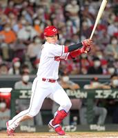 　５回裏、右翼線へ勝ち越しとなる適時二塁打を放つ堂林（撮影・立川洋一郎）