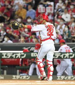 広島・中村奨　決意の捕手一本！