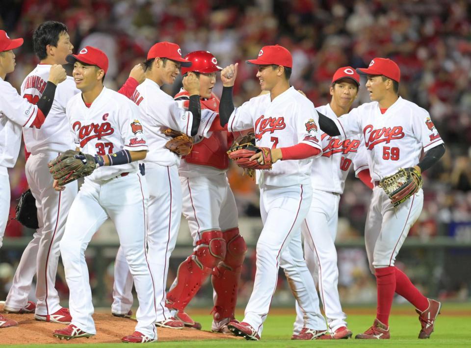 　巨人に連勝し勝利のタッチを交わす堂林（７）ら広島ナイン