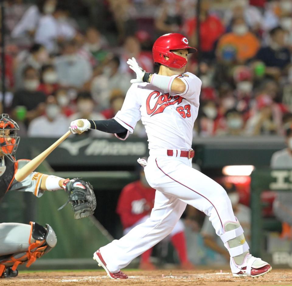 ３回裏広島無死、右前打を放つ広島・西川龍馬＝マツダスタジアム（撮影・立川洋一郎）