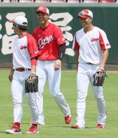 　外野ノックを終えた秋山（中央）は上本、野間と笑顔で会話する