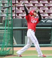 　フリー打撃で感覚を確かめる秋山