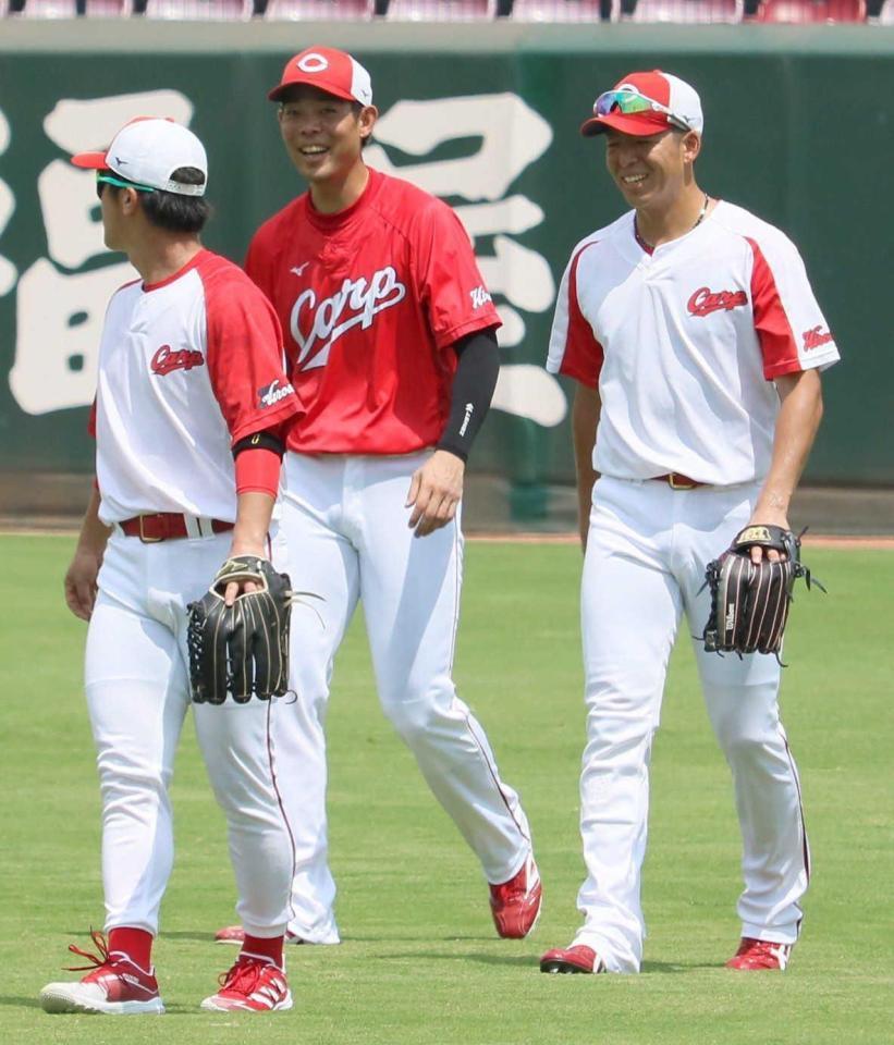 　外野ノックを終えた秋山（中央）は上本、野間と笑顔で会話する