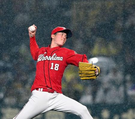 ６回、雨が降る中、力投する森下（撮影・田中太一）