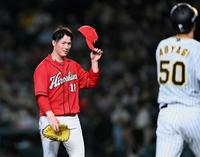 ５回、ピンチを切り抜けた森下は残塁となった青柳に会釈をしながらベンチへ戻る