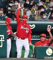 　９回、選手交代を告げる佐々岡監督（撮影・飯室逸平）