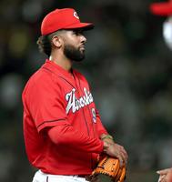 　５回、同点に追いつかれベンチに戻るコルニエル（撮影・田中太一）