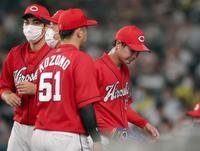 　７回、勝ち越しを許した森浦はベンチへ戻る。左は先発の九里（撮影・田中太一）