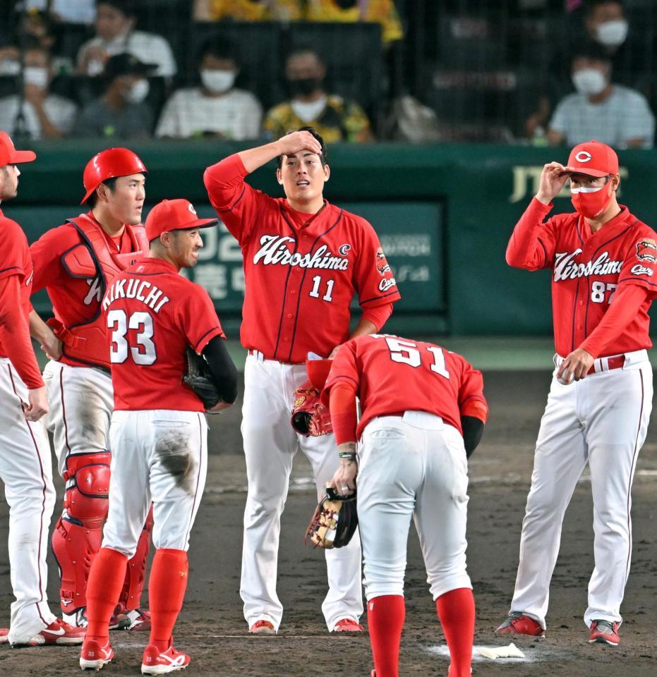 　４回途中、降板する九里（中央）＝撮影・山口登