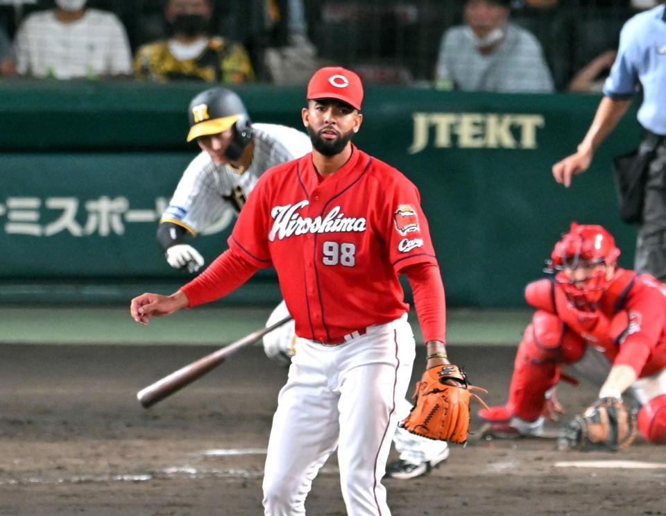 　５回、大山に同点打を許すコルニエル（撮影・山口登）