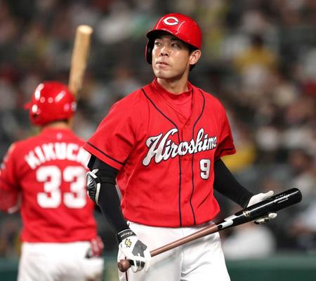 　５回、三振に倒れ引き揚げる秋山