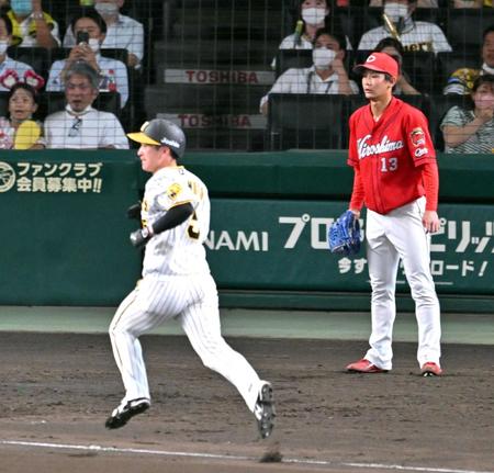 　７回、森浦はロハスに犠飛を許し、近本（手前）が勝ち越しの生還（撮影・山口登）