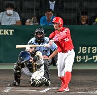 　３回、左前に先制適時打を放つ