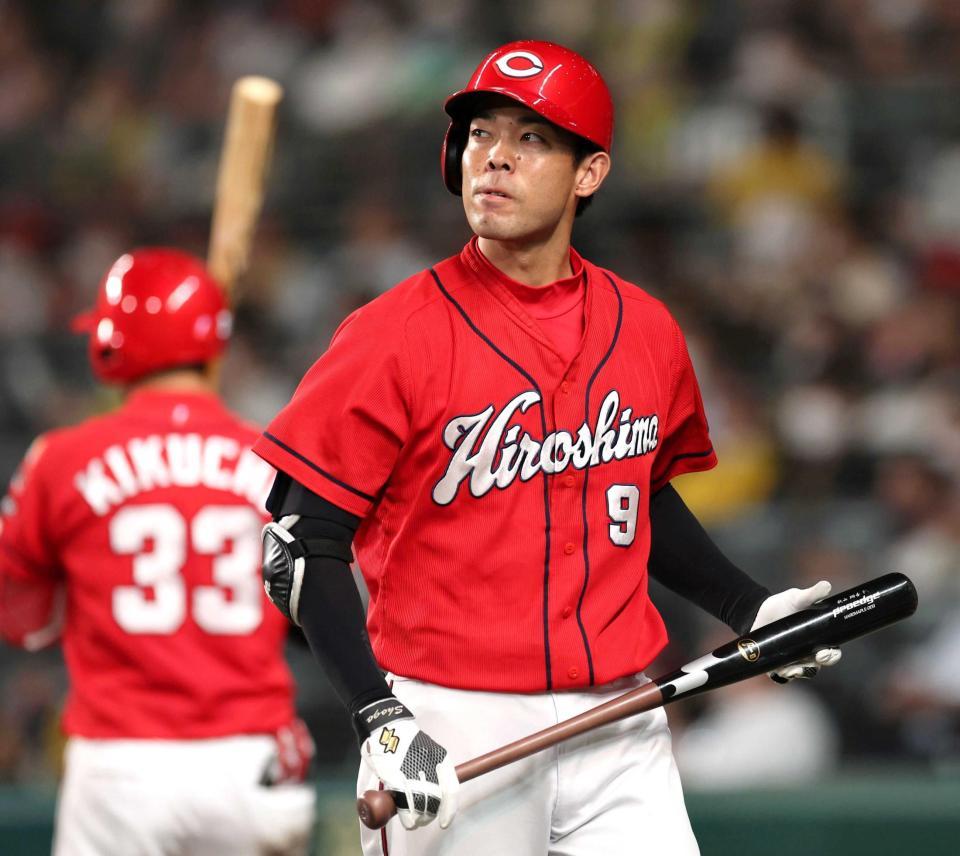 　５回、三振に倒れ引き揚げる秋山