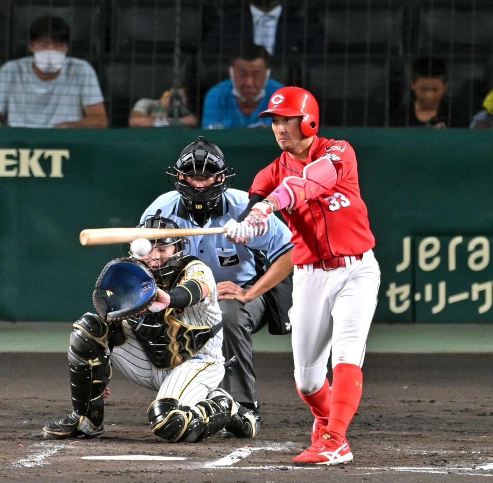 　３回、左前に先制適時打を放つ