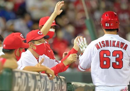 ８回、右翼線へ二塁打を放った西川（右）とタッチを交わす佐々岡監督（撮影・立川洋一郎）