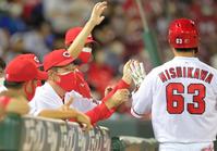 ８回、右翼線へ二塁打を放った西川（右）とタッチを交わす佐々岡監督（撮影・立川洋一郎）