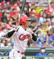 　５回、右前へ適時打を放つ秋山（撮影・立川洋一郎）