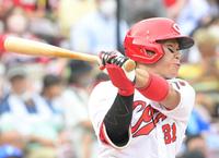 　６回、ライトオーバーの二塁打を放つ坂倉（撮影・立川洋一郎）