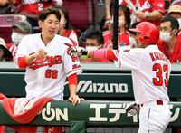 　７回、生還した菊池涼（右）を迎える広島・遠藤＝マツダ