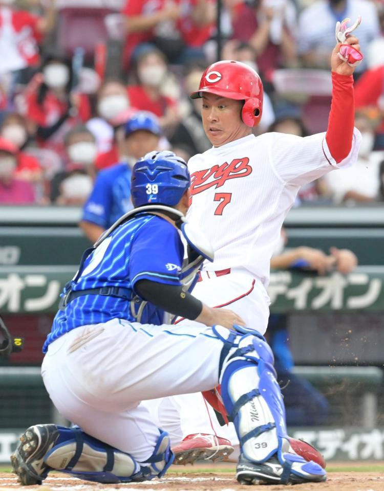 　７回、菊池涼の左前打で本塁を突くもタッチアウトになる堂林。リプレー検証後も判定は変わらず（撮影・立川洋一郎）