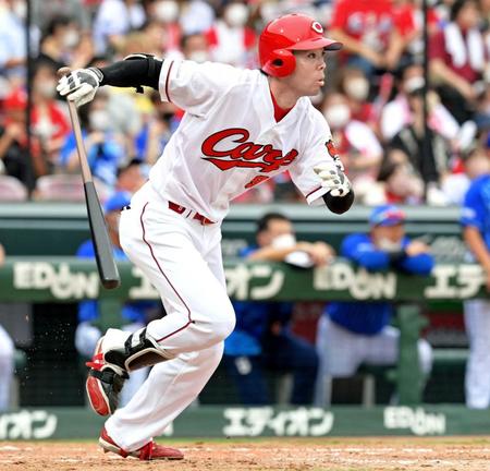 　５回、右前へ適時打を放つ秋山（撮影・立川洋一郎）