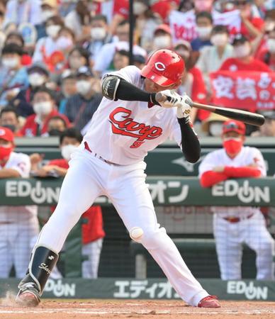 　７回、足に死球を受ける秋山（撮影・立川洋一郎）