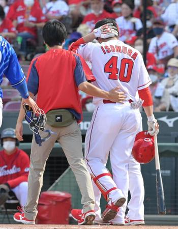 　７回、死球を受けた箇所辺りをさすりながら、トレーナーに付き添われてベンチへ向かう磯村（撮影・立川洋一郎）