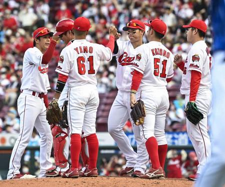 　ＤｅＮＡに快勝し、タッチを交わす広島ナイン